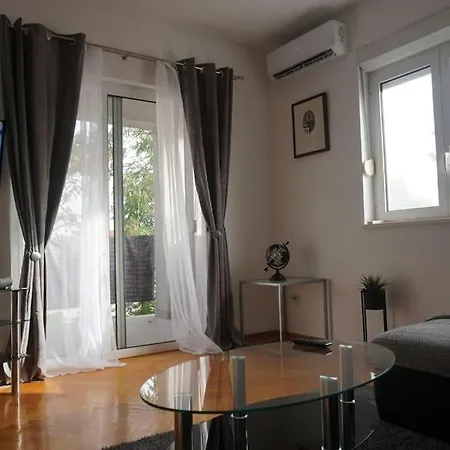 Pe-la Center Apartment